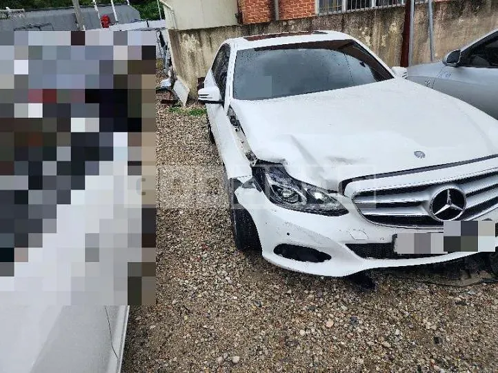 Photo 2 of 10: 2015 Mercedes-Benz E220 BlueTec, VIN WDDHF0ABXGB290558 — Korean insurance auction