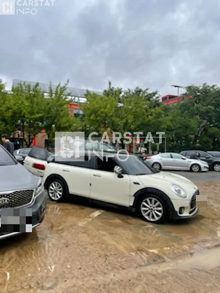 Photo 2 of 7: 2017 MINI Cooper D Clubman, VIN WMWLR9103H2E68195 — Korean insurance auction