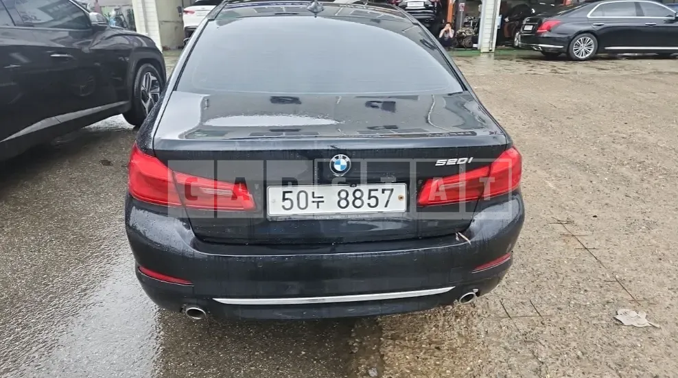 Photo 2 of 7: 2019 BMW 520i Luxury — Korean insurance auction