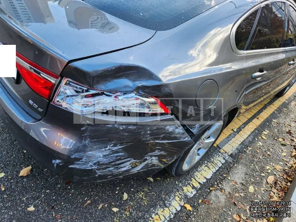 Photo 2 of 5: 2018 Jaguar XF 20d — Korean insurance auction
