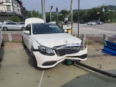 Photo 1 of 14: 2017 Mercedes-Benz E300 4Matic, VIN WDDZF4KB9HA154455 — Korean insurance auction