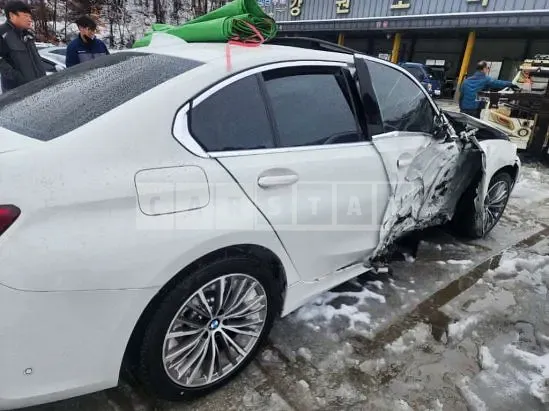Photo 2 of 17: 2019 BMW 330i Luxury, VIN WBA5R3103KFH20338 — Korean insurance auction