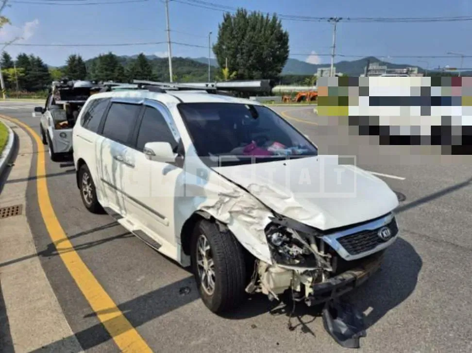 Photo 3 of 3: 2014 Kia Carnival 2.2 — Korean insurance auction
