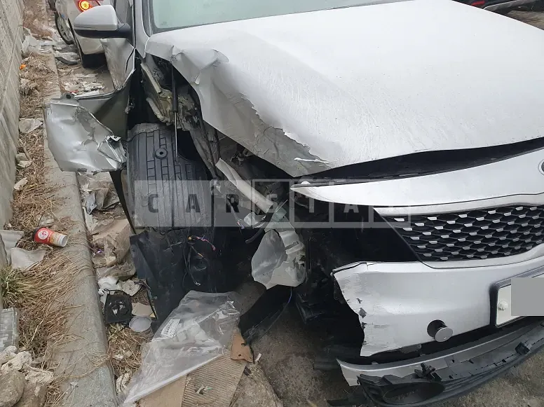 Photo 2 of 2: 2016 Kia K5 2.0, VIN KNAGX411BGA061836 — Korean insurance auction