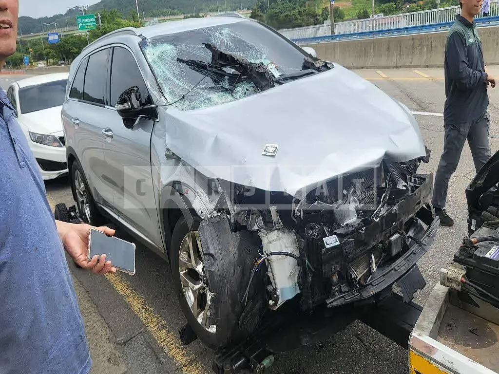 Photo 2 of 20: 2019 Kia Sorento, VIN KNAPH81BDLA562327 — Korean insurance auction