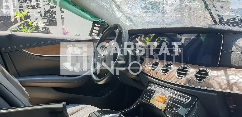 Photo 2 of 5: 2018 Mercedes-Benz E300, VIN WDDZF4JB2JA414721 — Korean insurance auction