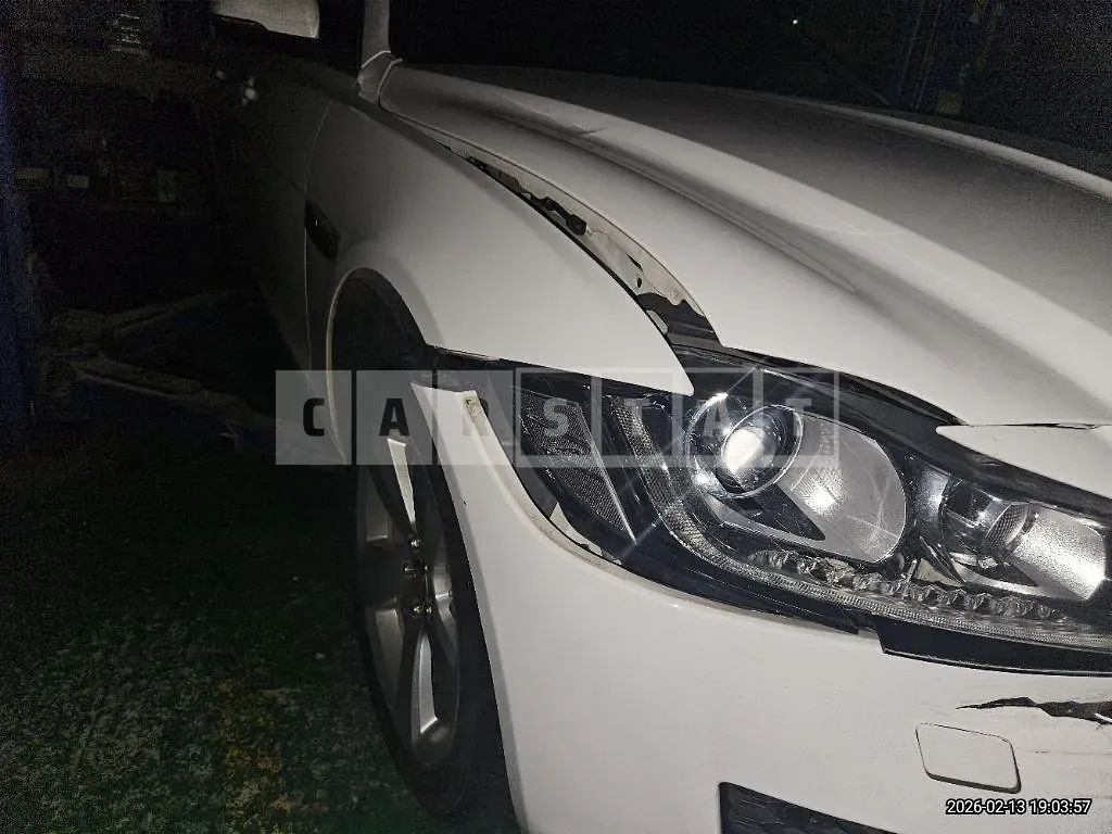 Photo 2 of 33: 2018 Jaguar XF 20d — Korean insurance auction