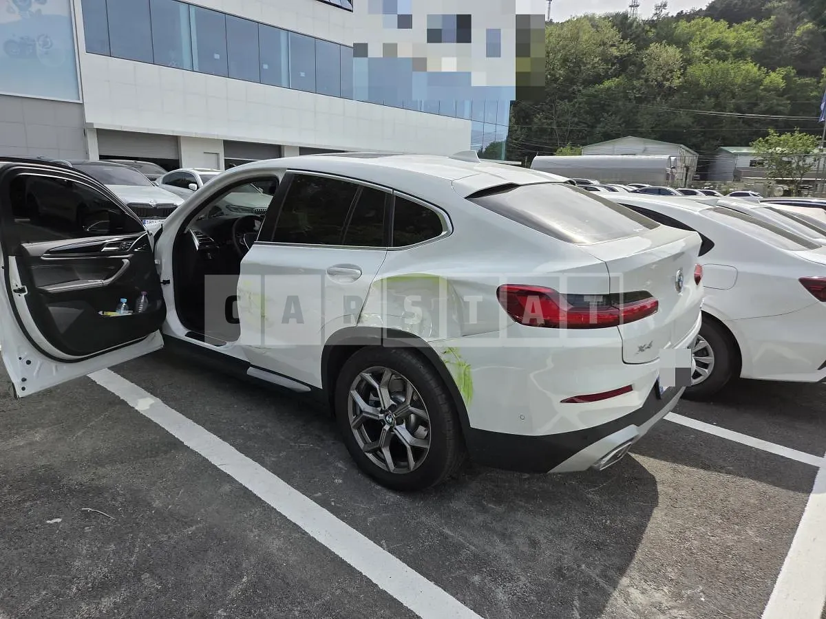 Photo 2 of 6: 2022 BMW X4 xDrive20i — Korean insurance auction