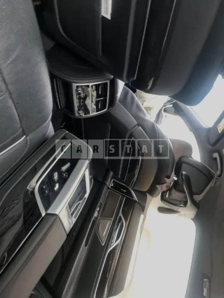 Photo 2 of 9: 2018 BMW 740d xDrive, VIN WBA7C6101JB073839 — Korean insurance auction