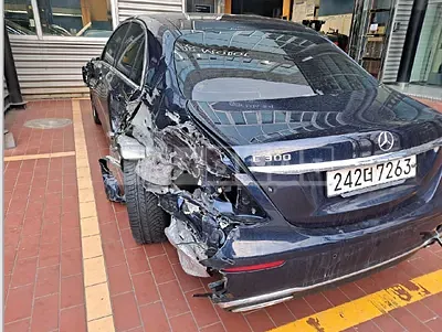 Photo 1 of 14: 2019 Mercedes-Benz E 300, VIN WDDZF4JB2KA695033 — Korean insurance auction