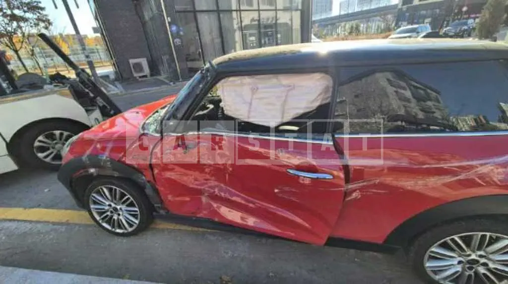 Photo 2 of 4: 2021 MINI Cooper — Korean insurance auction