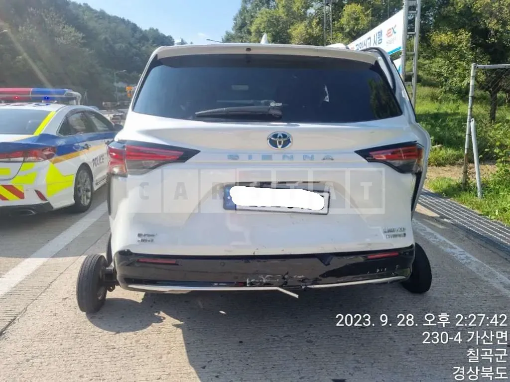 Photo 2 of 18: 2023 Toyota Sienna Hybrid AWD, VIN 5TDGSKFC6PS080305 — Korean insurance auction