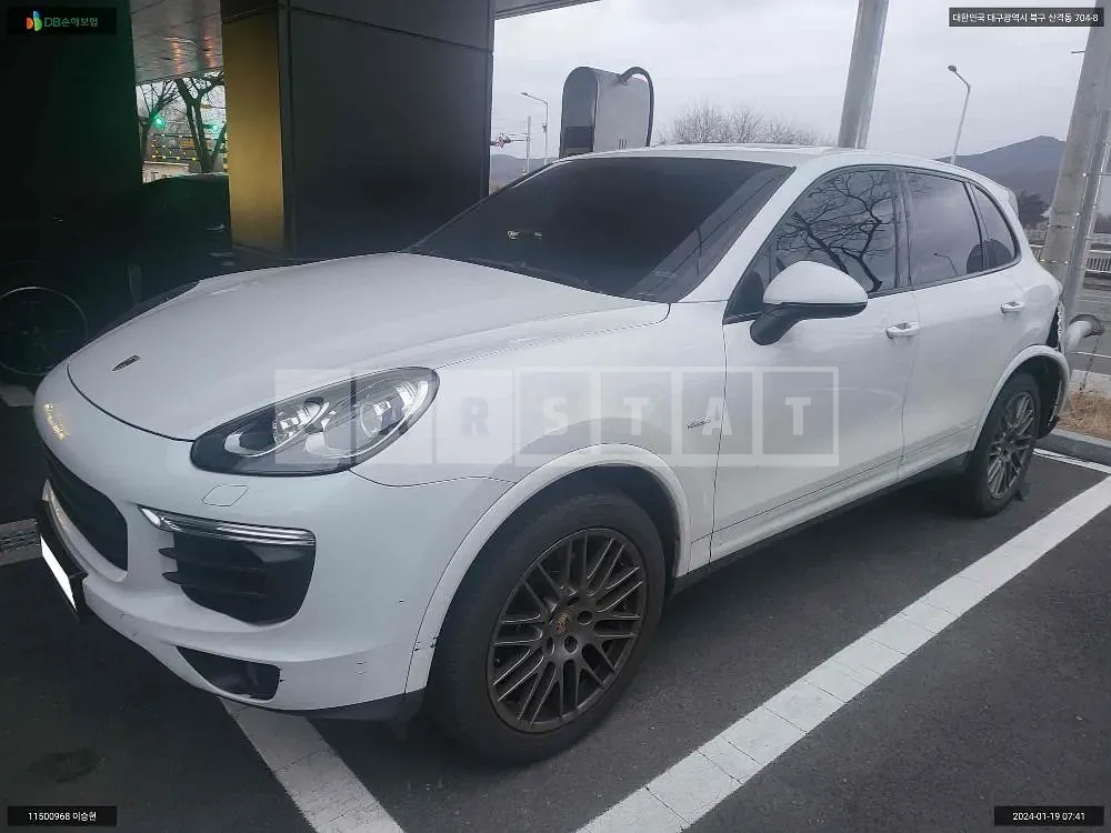 Photo 2 of 47: 2017 Porsche Cayenne Diesel, VIN WP1AF2922HLA28930 — Korean insurance auction