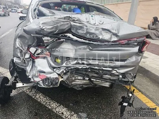 Photo 2 of 17: 2023 Kia K5 — Korean insurance auction