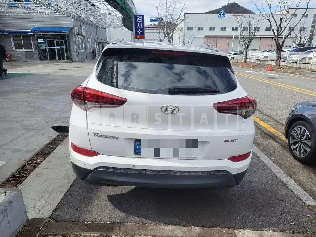 Photo 2 of 16: 2015 Hyundai Tucson TL — Korean insurance auction