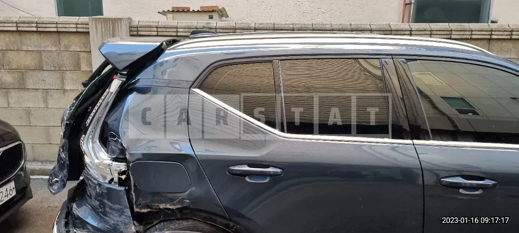 Photo 2 of 12: 2019 Volvo XC40T4 AWD — Korean insurance auction