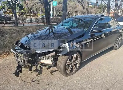 Photo 1 of 13: 2017 Mercedes-Benz E300 4Matic, VIN WDDZF4KB0HA082738 — Korean insurance auction