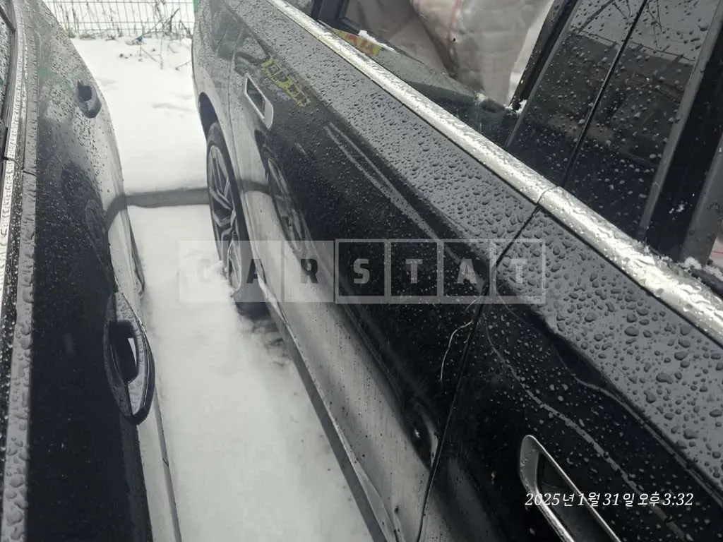 Photo 2 of 12: 2024 BMW 740i xDrive — Korean insurance auction