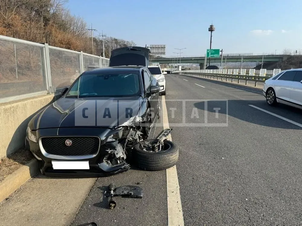 Photo 2 of 19: 2017 Jaguar F-Pace 20d, VIN SADCA2BN2HA099266 — Korean insurance auction