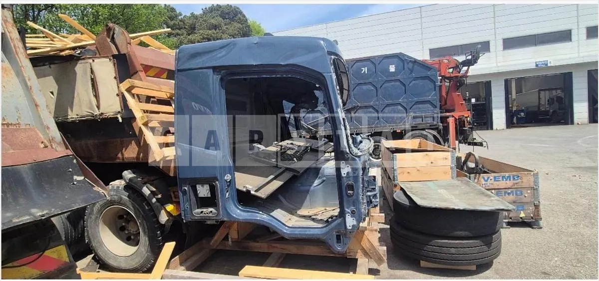 Photo 2 of 4: 2023 Volvo (parts) Dump Truck Cabin — Korean insurance auction