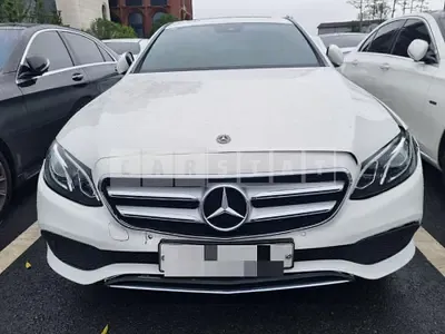 Photo 1 of 31: 2018 Mercedes-Benz E200, VIN WDDZF4CB1JA412858 — Korean insurance auction