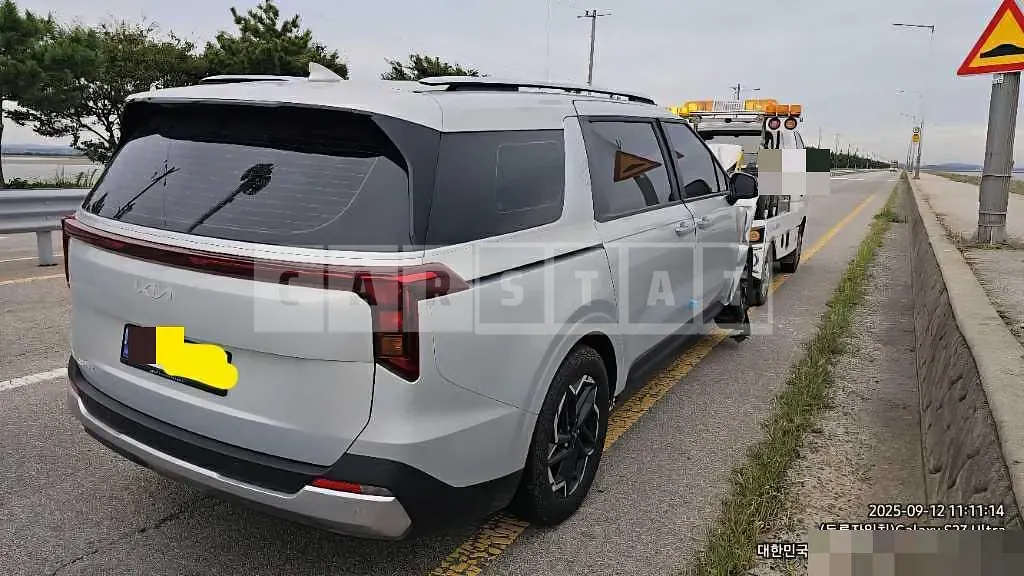 Photo 2 of 14: 2025 Kia Carnivals — Korean insurance auction
