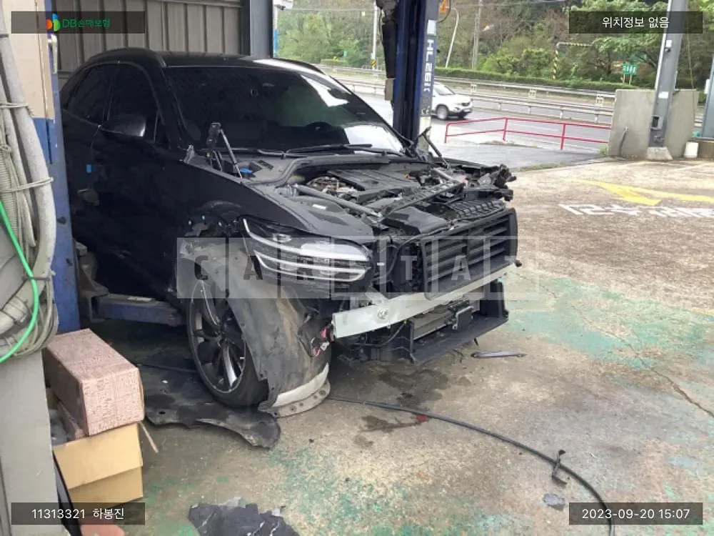 Photo 2 of 32: 2022 Genesis GV70, VIN KMTMB81ABNU059514 — Korean insurance auction