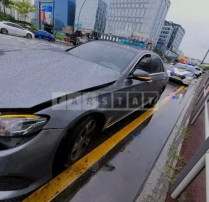 Photo 2 of 9: 2018 Mercedes-Benz E 300, VIN WDDZF4JB2JA299862 — Korean insurance auction