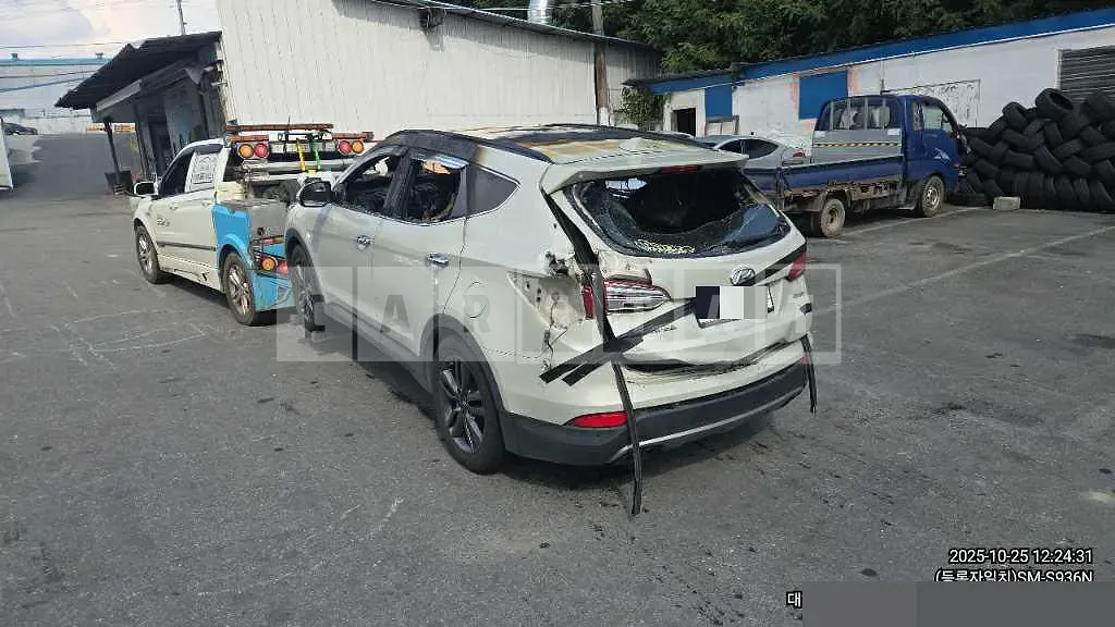Photo 2 of 3: 2015 Hyundai Santa Fe DM — Korean insurance auction