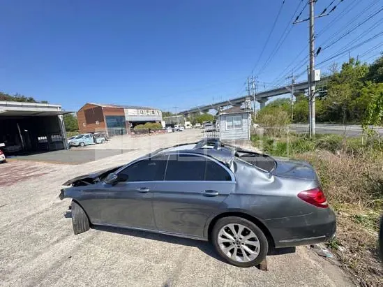 Photo 2 of 19: 2019 Mercedes-Benz E 300 — Korean insurance auction