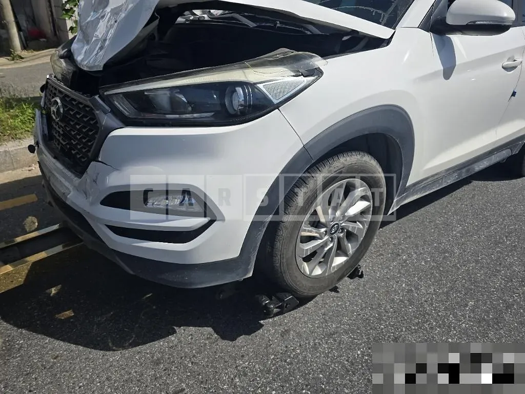 Photo 2 of 19: 2016 Hyundai Tucson TL — Korean insurance auction