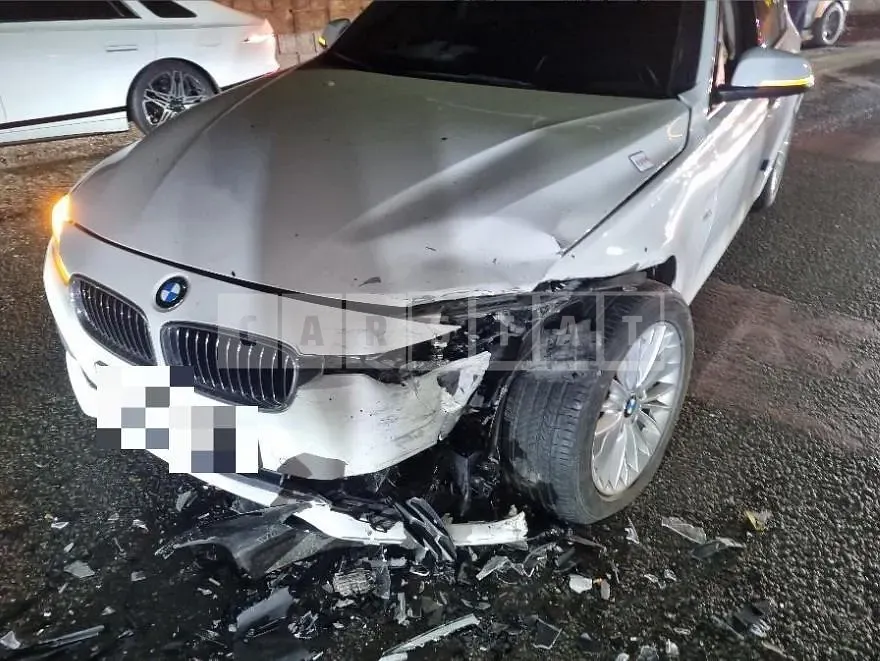 Photo 2 of 4: 2017 BMW 320i — Korean insurance auction