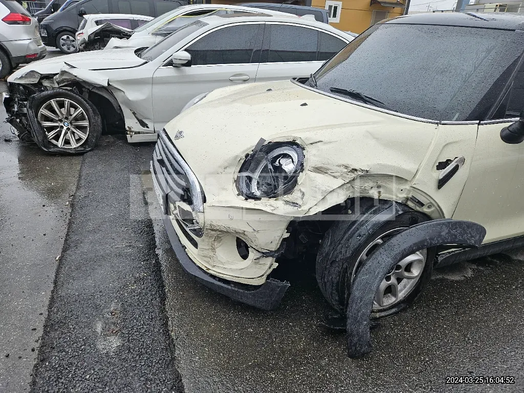 Photo 2 of 22: 2018 MINI Cooper Five-Door, VIN WMWXU1103K2H34243 — Korean insurance auction