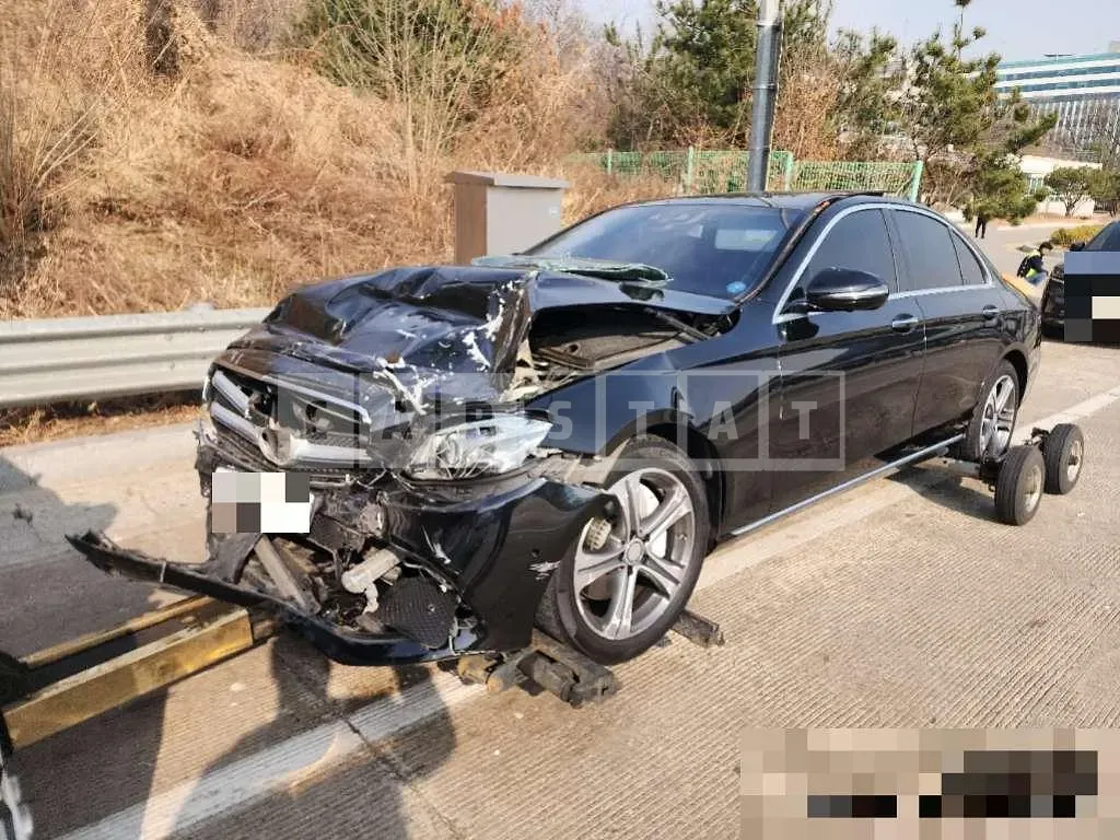 Photo 2 of 12: 2017 Mercedes-Benz E300 — Korean insurance auction
