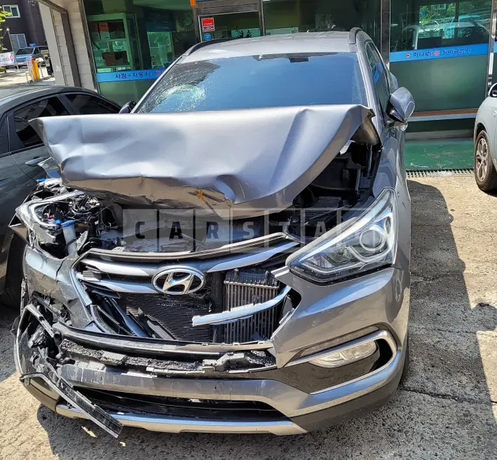 Photo 2 of 9: 2016 Hyundai Santa Fe, VIN KMHSW81UBGU651003 — Korean insurance auction