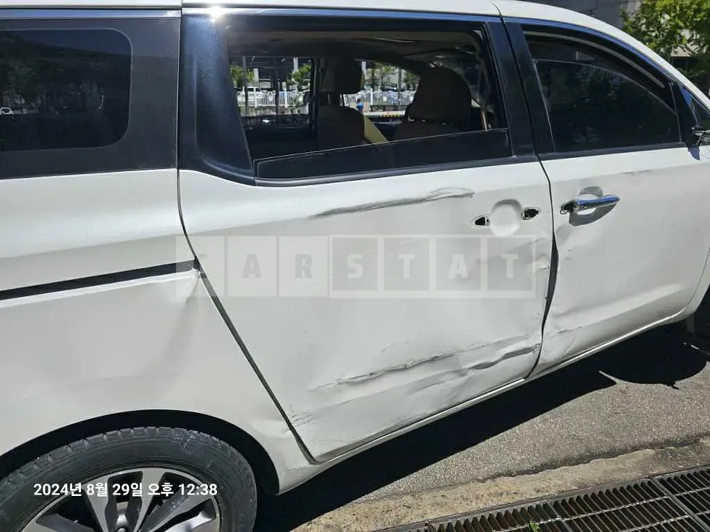 Photo 2 of 9: 2018 Kia Carnival — Korean insurance auction