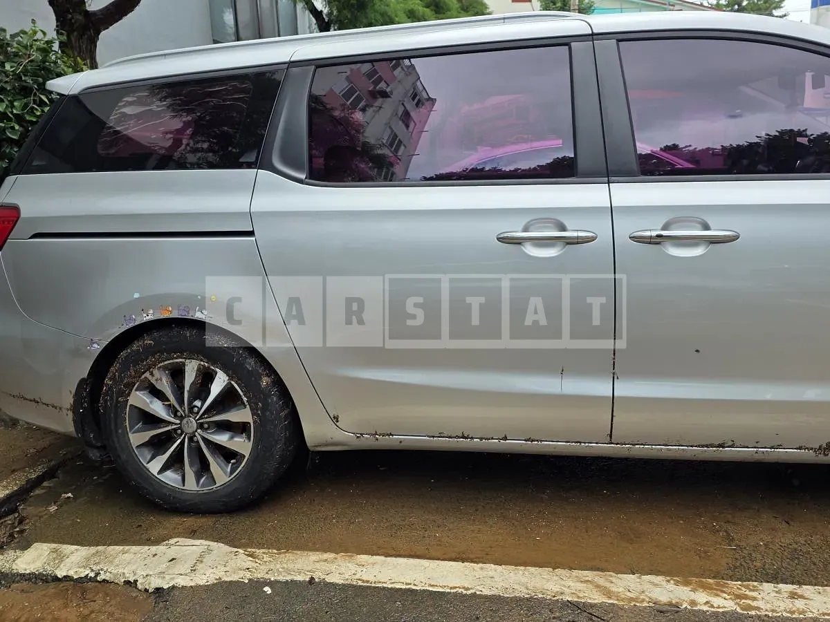 Photo 2 of 5: 2015 Kia Carnival 9 Seater — Korean insurance auction