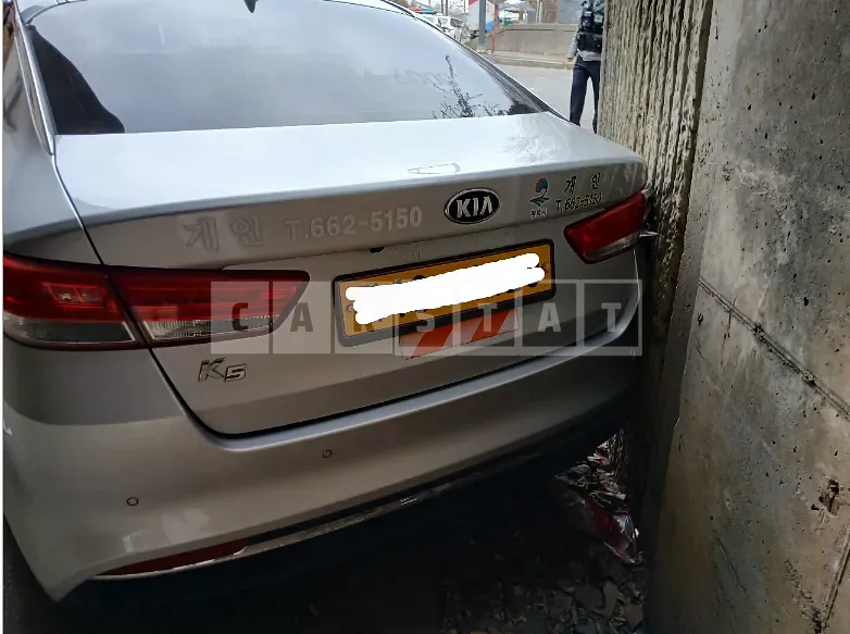 Photo 2 of 4: 2018 Kia K5 — Korean insurance auction