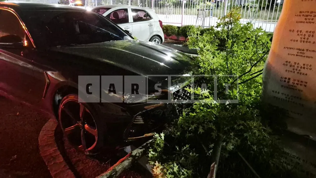 Photo 2 of 48: 2019 Genesis G70, VIN KMTG541EDKU047612 — Korean insurance auction