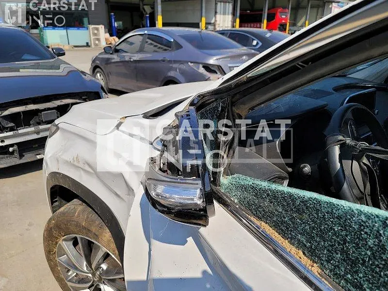 Photo 2 of 15: 2019 Hyundai Santa Fe, VIN KMHS281BBKU158997 — Korean insurance auction