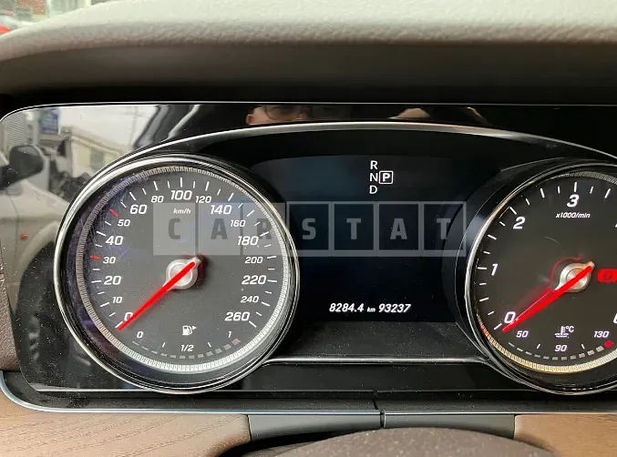 Photo 2 of 26: 2018 Mercedes-Benz E220d 4Matic, VIN WDDZF0FB8JA436689 — Korean insurance auction