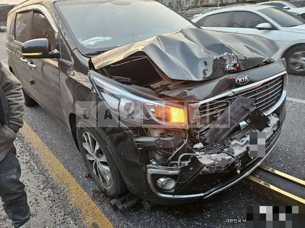 Photo 2 of 5: 2016 Kia Carnivals — Korean insurance auction