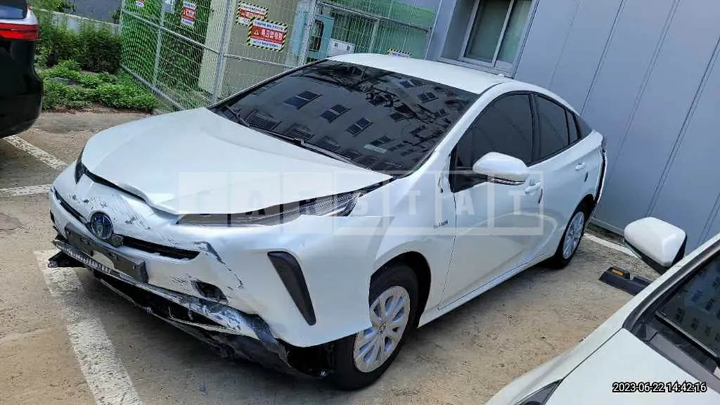 Photo 2 of 16: 2022 Toyota Prius, VIN JTDKAMFU7N3182843 — Korean insurance auction