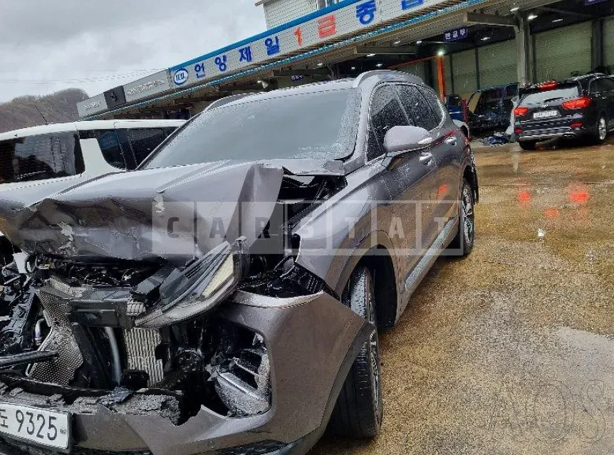 Photo 2 of 13: 2019 Hyundai Santa Fe, VIN KMHS381CBKU124651 — Korean insurance auction