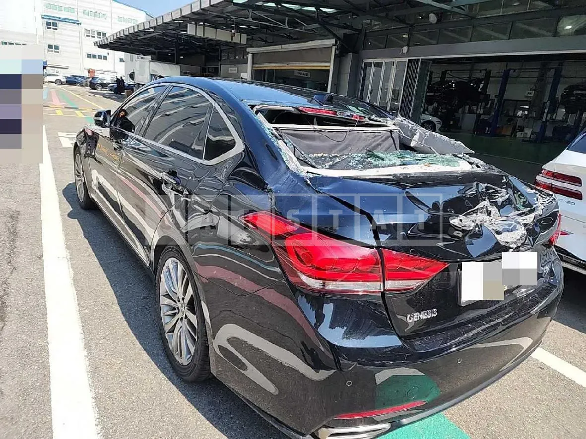 Photo 2 of 3: 2015 Genesis Dh — Korean insurance auction