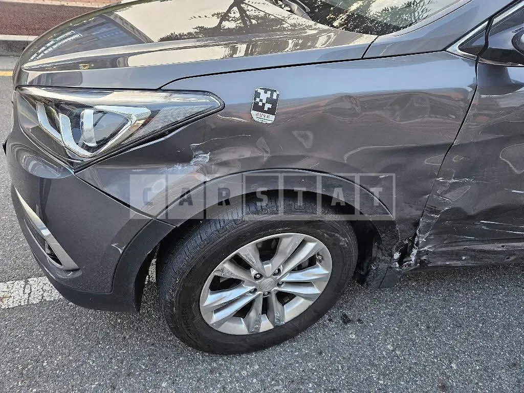 Photo 2 of 7: 2016 Hyundai Santa Fe, VIN KMHSU81UBGU649554 — Korean insurance auction