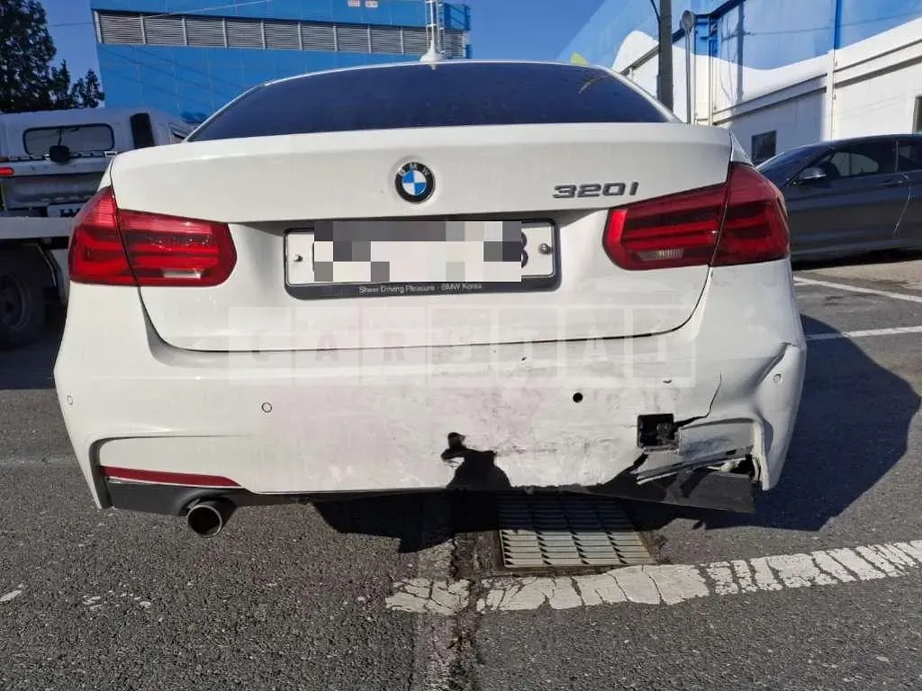 Photo 2 of 16: 2017 BMW 320i — Korean insurance auction