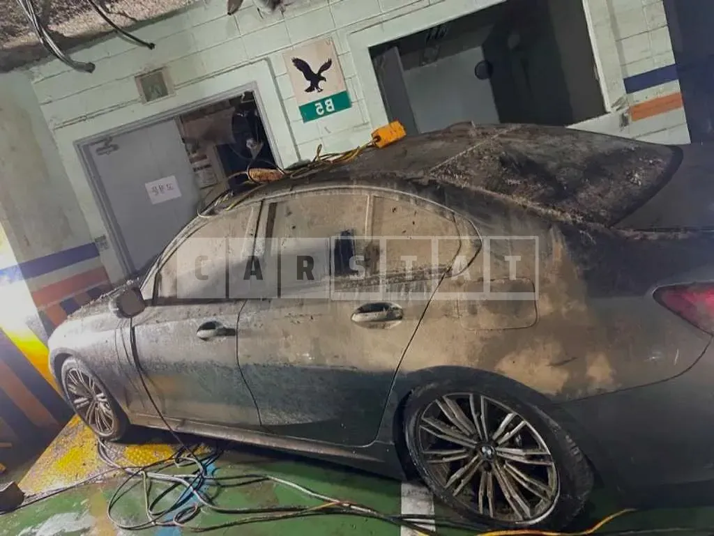 Photo 2 of 9: 2021 BMW 320i, VIN WBA5X5105MFK74338 — Korean insurance auction