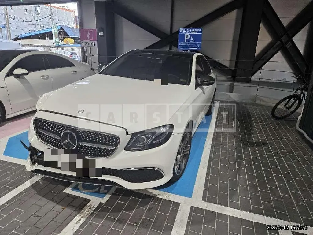 Photo 2 of 53: 2017 Mercedes-Benz E300 4Matic — Korean insurance auction