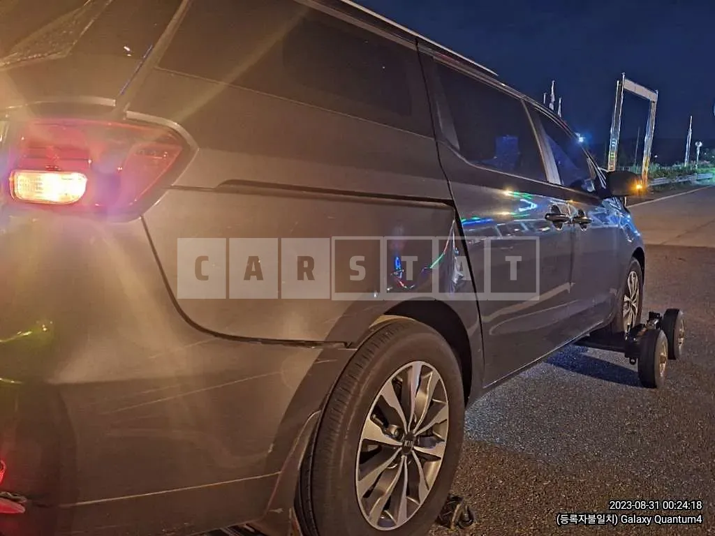 Photo 2 of 39: 2015 Kia Carnival, VIN KNHMF37ABFS081662 — Korean insurance auction